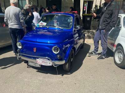 Intercettiamo per primo il 25enne coratino Michele, che ci mostra la sua 500 di colore blu elettrico metallizzato che crea un netto contrasto con il rosso acceso della capote in tela